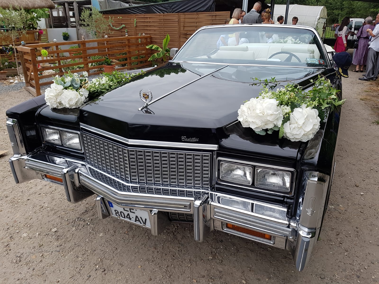 Location mariage Cadillac Eldorado décorée avec des fleurs